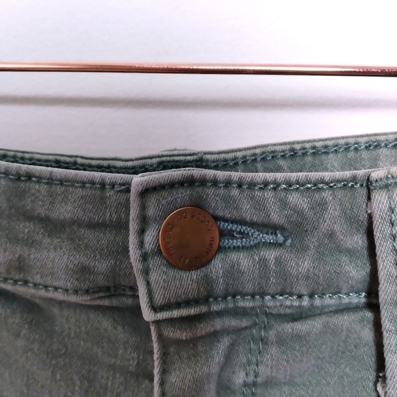 Universal Thread Green High Rise Midi Jean Shorts Size 6/28 - Picture 3 of 7